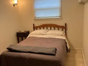 Brimfield Waterfront cottage