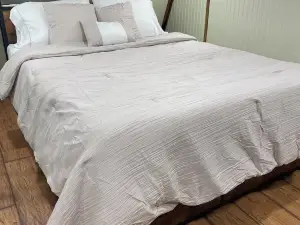 Charming barn with 1 bedroom and AC, WiFi in beautiful Brookhaven