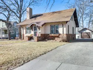 บ้านที่ Detroit Lakes ที่กว้างขวาง: เดินไปยังใจกลางเมือง!