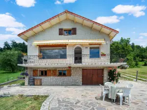 Country House in Saint-Julien near Verdon Park