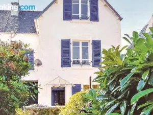 Beautiful Home in Chateauneuf du Faou with 5 Bedrooms and Wifi