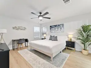 Modern & Homey 3Br Home, Remote Work Friendly, King Beds, Fast WiFi