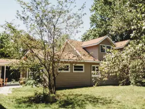 Cozy Nook by Lake MI&Dunes with Private Hot Tub!