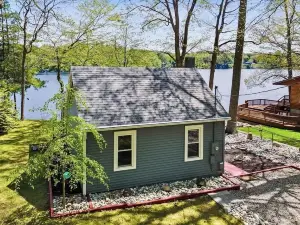 Cozy Lakefront Cottage - 2 docks, grill & fire pit.  Fishing, hiking, hunting!