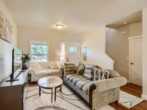 Oregon Jade Lodging Monthly rental family & pet friendly 3 BR-