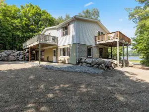 Create Lasting Memories: Stay at our Cozy 4-Bedroom Cabin on a Small Lake