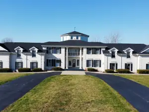 Eagle Isle South Wing on the Sandusky River w/ short drive to Cedar Point