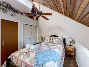 Beachfront townhouse & loft near the water with firepit, deck & cable