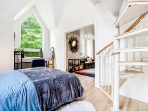 Fairytale Cottage with a Lovely Meadow Setting, Patio & WiFi - Walk to KVI Beach