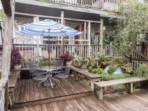 Equinox Inn at Canyon Lake