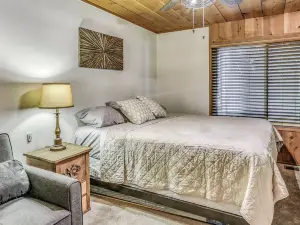 Cozy 'Bears Hideaway' Cabin ~ 3 Mi to Shaver Lake!