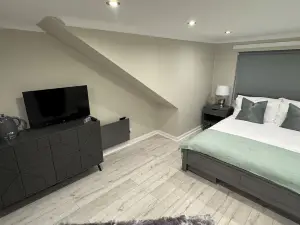 Newly Renovated Room With Private Bathroom - Sleeps 3 - 2 Beds