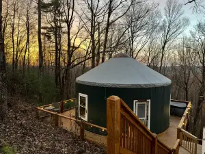 Stunning Treetop Yurt with Hot Tub and Fire-Pit, Ideal for Romantic Mountain Getaways in Virginia