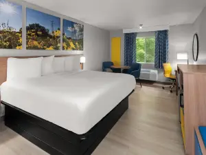 Days Inn & Suites by Wyndham Kaukauna WI