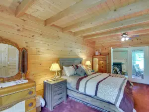 Serene Valley Bend Cabin Rental: 7 Private Acres!