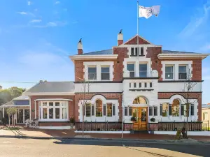 Cygnet Old Bank B & B Cafe & Gift Store