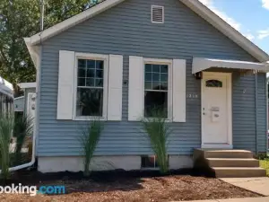 Main Street Home Near Starved Rock and Downtown Ottawa