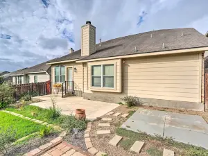 San Antonio Retreat w/ Fireplace + Pool Access!