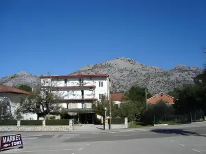 Diana Rooms and Apartments