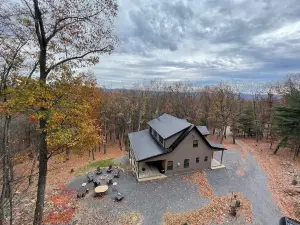 The Rusty Lantern! Enjoy peace and quiet in this cozy mountain cabin! Free WiFi