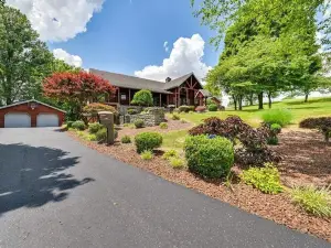 Come relax in a family friendly cabin w/ great amenities and a lake nearby!