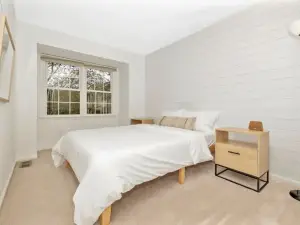 Entire cheerful 4 br townhouse by the lake