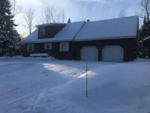 Full House on secluded road, 4 bed 2 bath, fully furnished basement w/bar + beds
