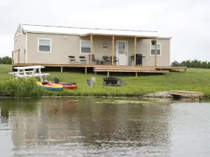 Luxury Wolf Lodge - 2 bedroom - Lakefront.