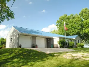 Wooded rural country estate near Lake Shelbyville and Illinois Amish country