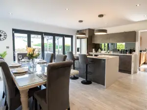 Stalybridge Sanctuary - Luxe Hot Tub Retreat