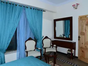 Canari Hotel Kashmir View