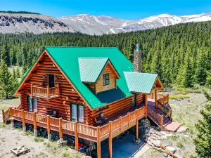 Spacious Living Areas and Saltwater Hot Tub - Stunning Custom Log Cabin