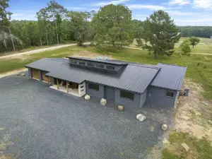 Hot Tub, Fire Pit, Pool Table and Family Friendly Access - Modern Oasis