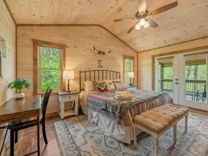Serene Wildlife Oasis and Cozy Living Spaces - Enchanting Mountain Retreat