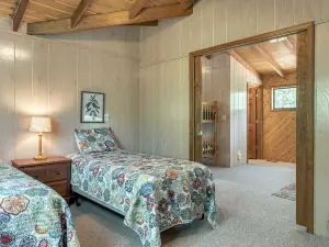 Tranquil Retreat - Lake Views, Wooded Setting, Firepit