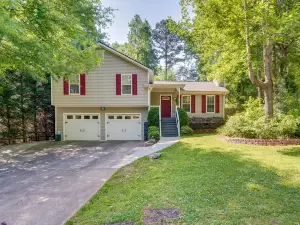 Charming Temple Home: Sunroom & Private Backyard!