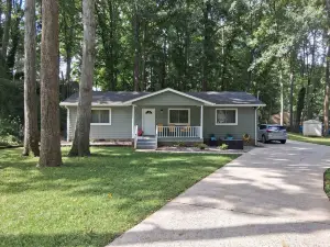 Wooded cul-de-sac bungalow, close to everything!