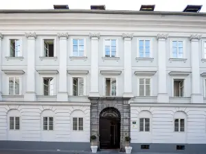 アンティーク パレス ホテル アンド スパ