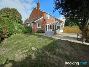Spacious 3 Bed House, Sleeps 6, Free Parking - 14 Millers Close