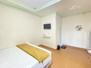 Adipura Guesthouse Syariah Mitra RedDoorz Near Terminal Nganjuk