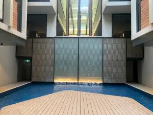 Midnight Luxe 1BR 1Bath Apartment 104 in the heart of Braddon Pool Sauna Secure Parking Wine WiFi