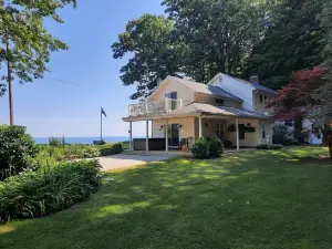 Relax at The Cliffside Getaway!
