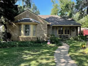 Cozy & Spacious 2-bedroom home in the heart of Winfield