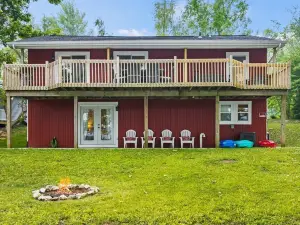 Cozy Cottage  on Cedar Lake with Children's Club House.  Perfect For Families