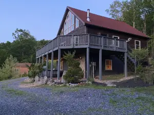 Peaceful Mountain Getaway: hiking, hot tub, and views
