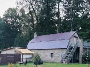 Great Weekend Getaway! Renovated in 2023, Zero Contact Booking, Pool Table, Wifi