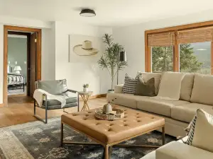 Breathtaking Views and Spacious Deck - Stunning Mountain Escape