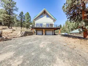 Secluded hunting lodge with amazing mounted collection, deck & firepit - dogs OK