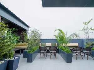 Saltstayz Select - Golf Course Road & Sector 57