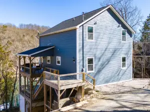 Entertainment in Abundance, Putting Green, Games, Kayaks, No-wake Covered Dock!